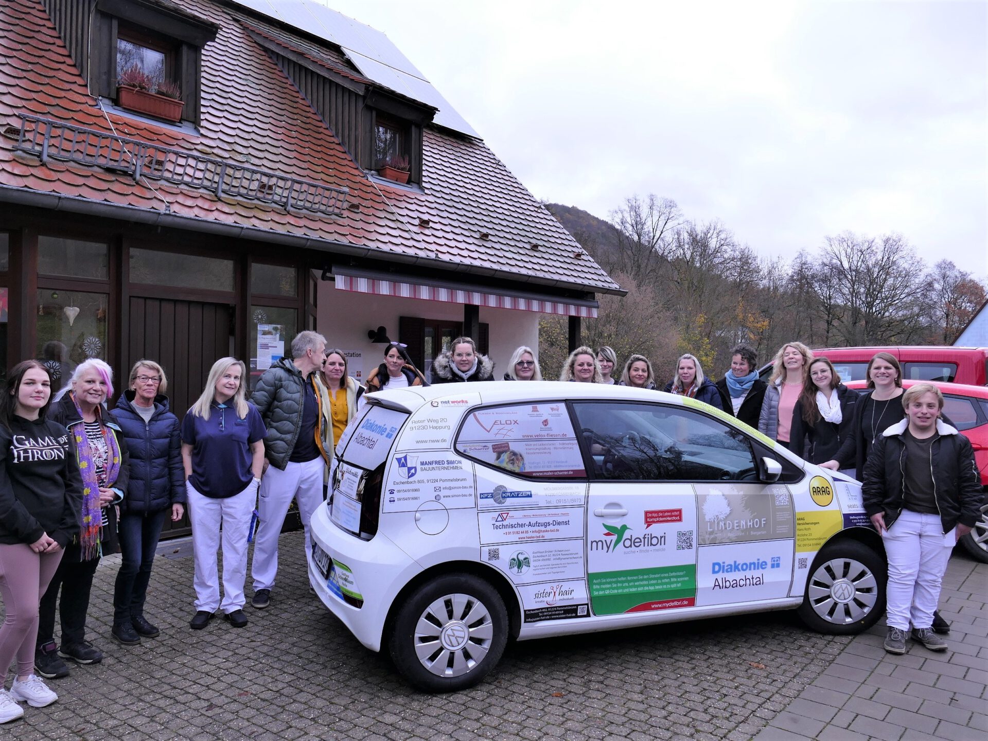 Gruppenfoto und Neues Werbeflächenauto Diakonie Albachtal